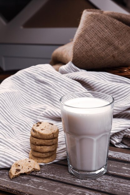 Tremper de délicieux biscuits dans un verre de lait