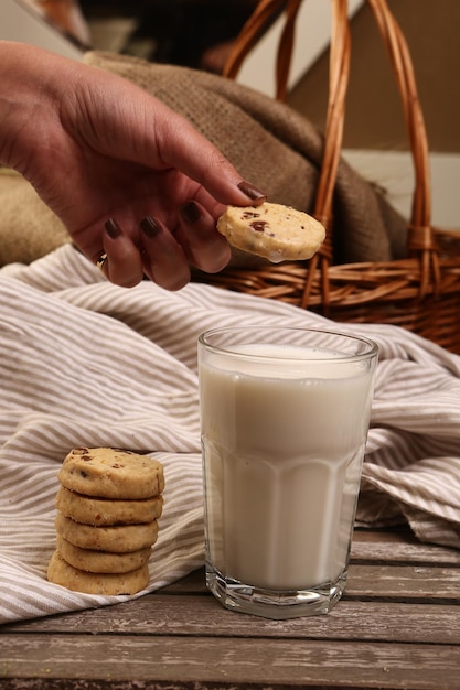 Tremper de délicieux biscuits dans un verre de lait