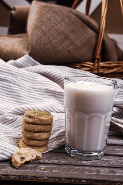 Tremper de délicieux biscuits dans un verre de lait