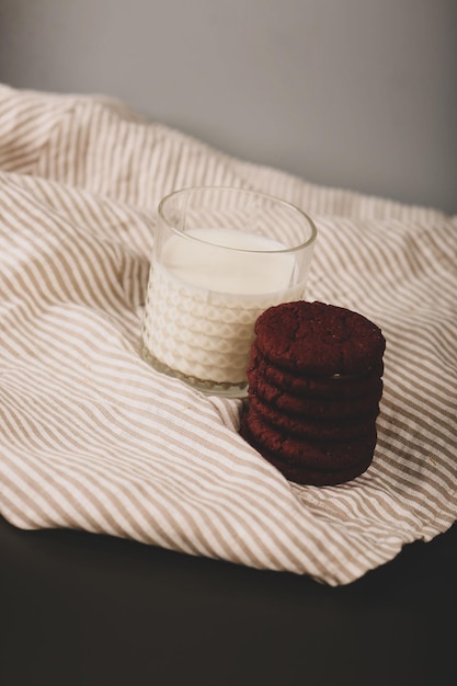 Tremper de délicieux biscuits dans un verre de lait