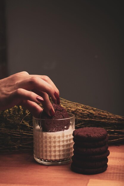 Tremper de délicieux biscuits dans un verre de lait