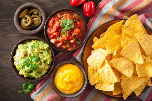 Trempette mexicaine au guacamole et à la salsa avec nachos