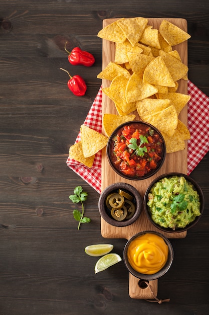 Trempette mexicaine au guacamole et à la salsa avec nachos