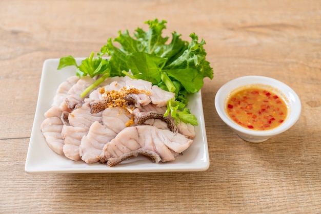 Trempette de poisson bouilli avec sauce