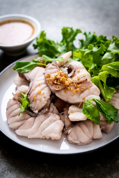 Trempette de poisson bouilli avec sauce