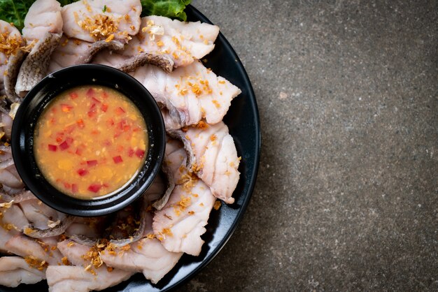 Trempette de poisson bouilli avec sauce