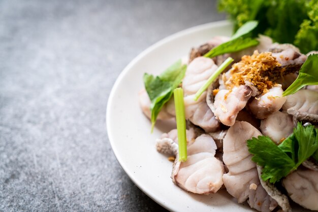 Trempette de poisson bouilli avec sauce