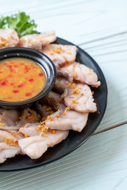 Trempette de poisson bouilli avec sauce