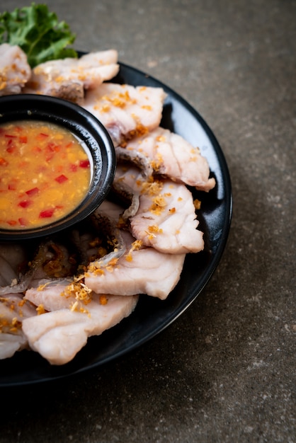 Trempette de poisson bouilli avec sauce