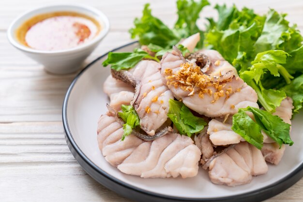 Trempette de poisson bouilli avec sauce