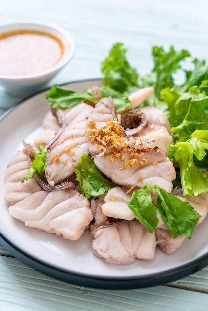 Trempette de poisson bouilli avec sauce