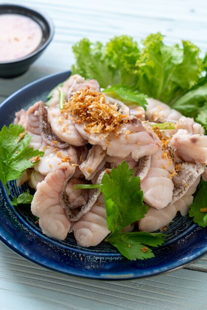 Trempette de poisson bouilli avec sauce