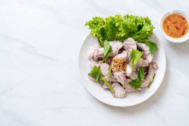 Trempette de poisson bouilli avec sauce