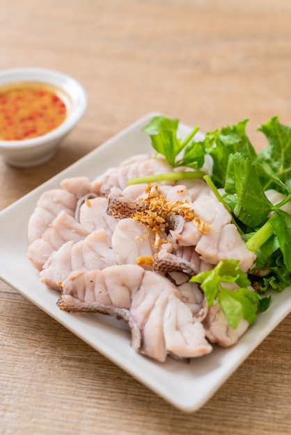 Trempette de poisson bouilli avec sauce