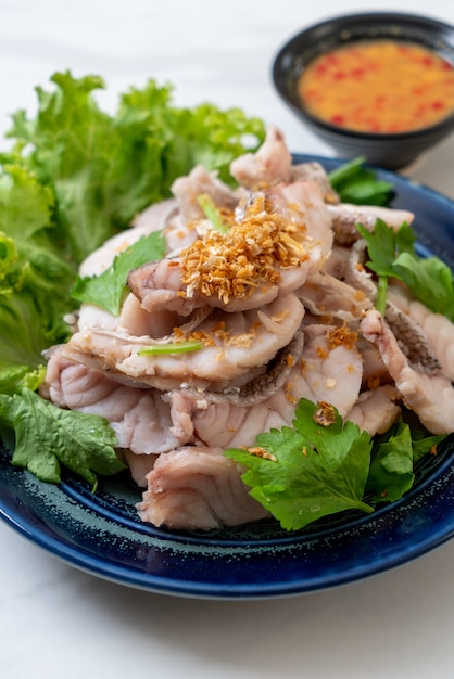 Trempette de poisson bouilli avec sauce