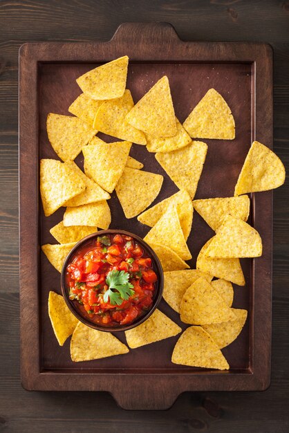 Trempette à la salsa mexicaine et croustilles tortilla aux nachos