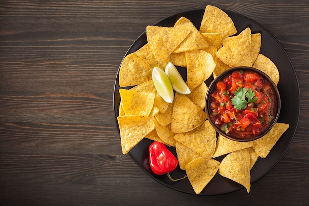 Trempette à la salsa mexicaine et croustilles tortilla aux nachos