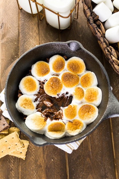 Photo trempette smores préparée avec de grosses guimauves dans une poêle en fonte.