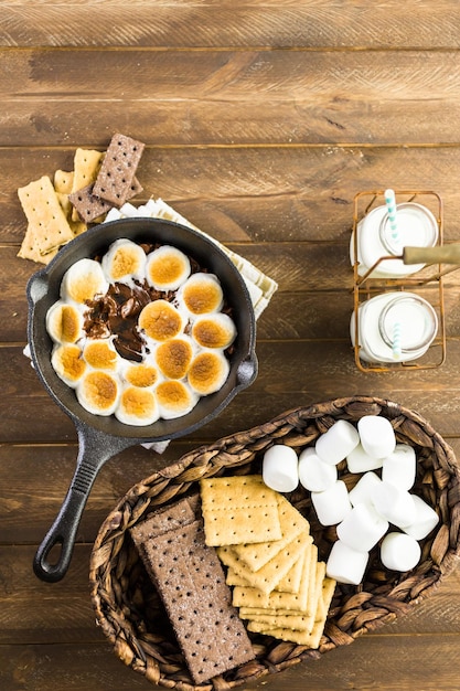 Trempette Smores préparée avec de grosses guimauves dans une poêle en fonte.