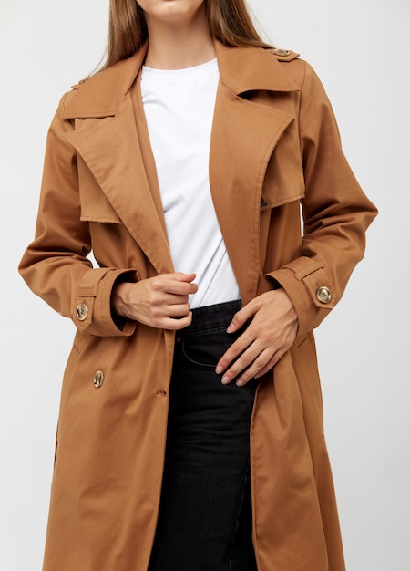 Trench femme couleur camel isolé sur blanc