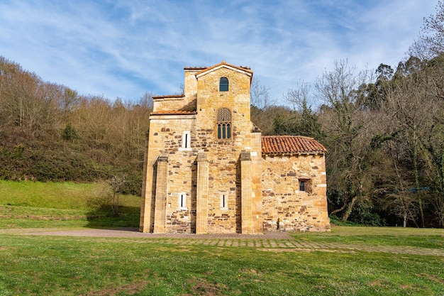 Très ancienne église romane de San Miguel de Lillo dans le nord de l'Espagne Asturies