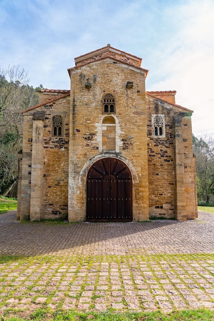 Très ancienne église romane de San Miguel de Lillo dans le nord de l'Espagne Asturies