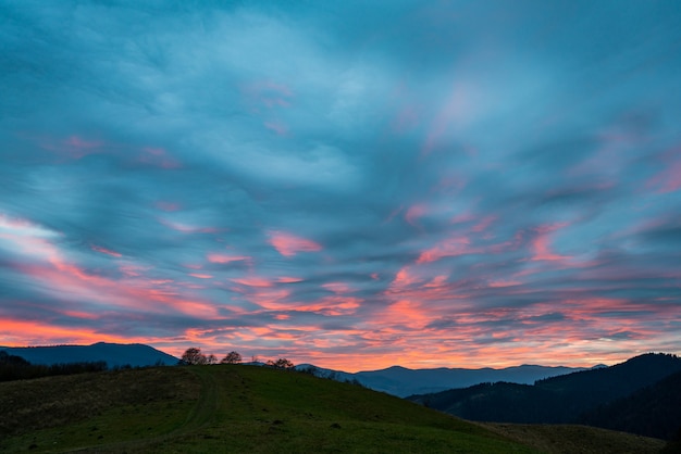 Très beau ciel rose-bleu dans les fantastiques montagnes des Carpates sur la belle nature de l'Ukraine