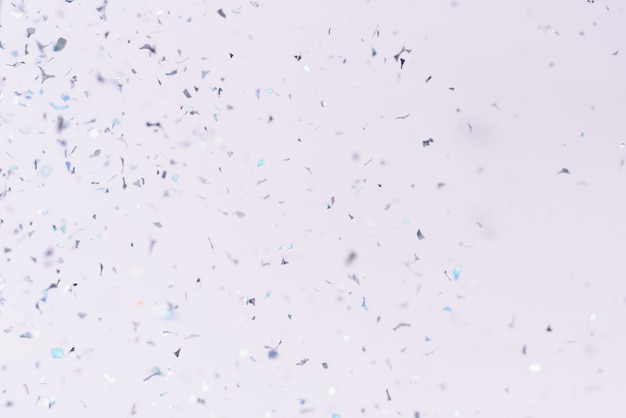 Un très beau modèle pour votre blog, promotions et remises. Les confettis colorés argent volant dans le ciel lors d'une cérémonie de célébration sur un fond rose pastel