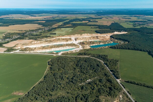 Très belle carrière de montagne abandonnée. Les chantiers miniers sont remplis d'eau d'une couleur bleu profond. Vue aérienne