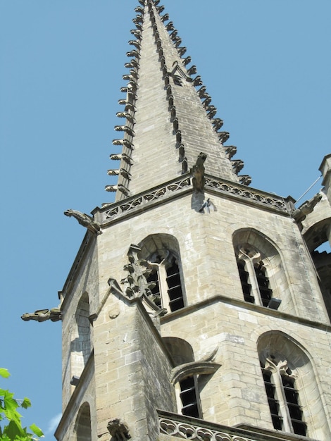 Photo très belle église sous ciel bleu