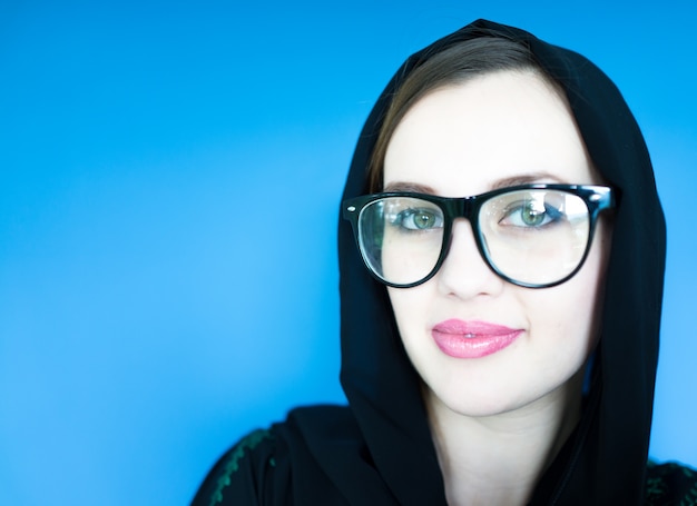 Très belle fille arabe avec hijab et lunettes