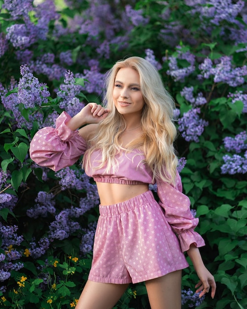 Très belle fille dans un haut rose à fleurs violettes