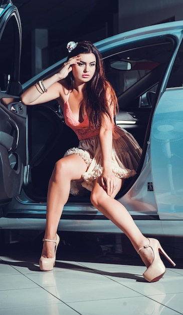 Très belle fille sexy près de la voiture