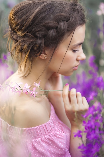 Très belle jeune femme aux fleurs. Grand plan, portrait, de, séduisant, femme