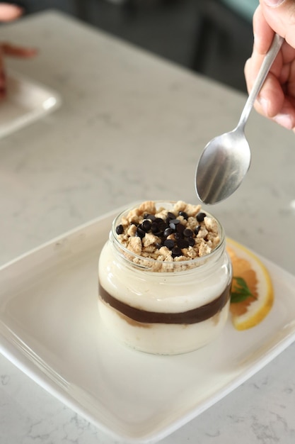 Très délicieux dessert en bocaux sucrés et gâteaux en bocaux