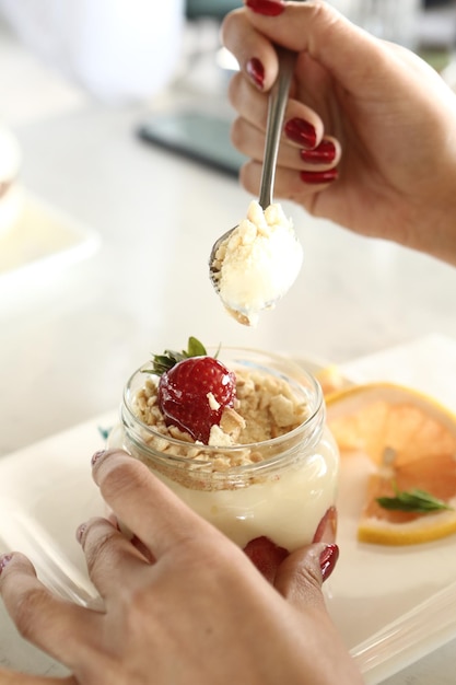 Très délicieux dessert en bocaux sucrés et gâteaux en bocaux