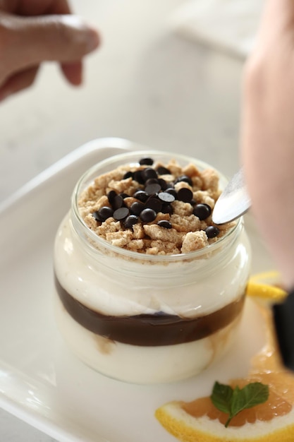 Très délicieux dessert en bocaux sucrés et gâteaux en bocaux