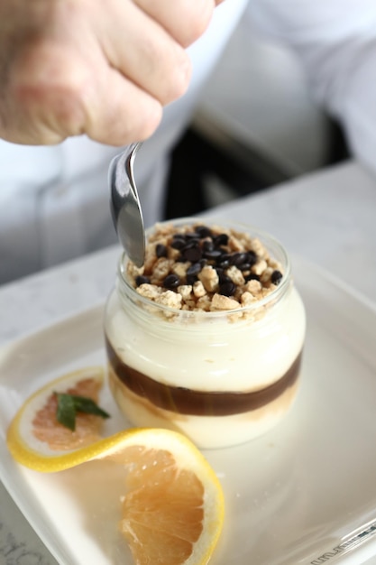 Très délicieux dessert en bocaux sucrés et gâteaux en bocaux