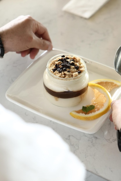 Très délicieux dessert en bocaux sucrés et gâteaux en bocaux