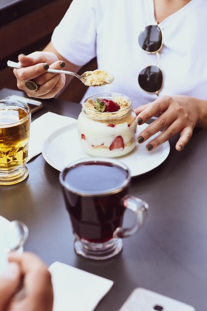 Très délicieux dessert en bocaux sucrés et gâteaux en bocaux