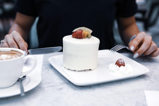 Très délicieux dessert en bocaux sucrés et gâteaux en bocaux