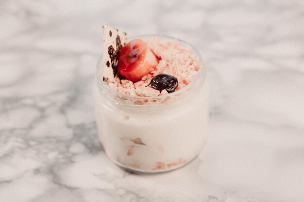 Très délicieux dessert en bocaux sucrés et gâteaux en bocaux