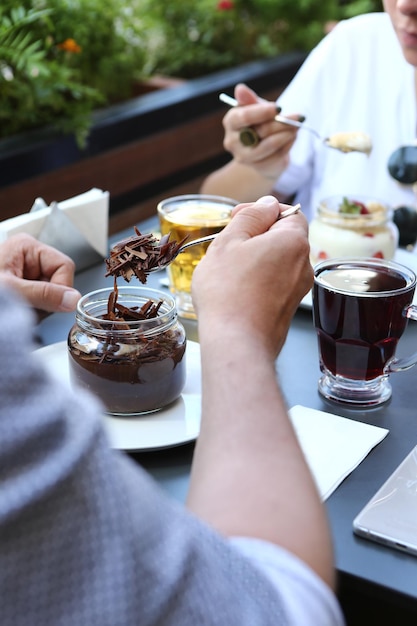 Très délicieux dessert en bocaux sucrés et gâteaux en bocaux