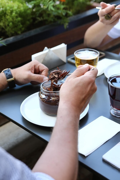 Très délicieux dessert en bocaux sucrés et gâteaux en bocaux