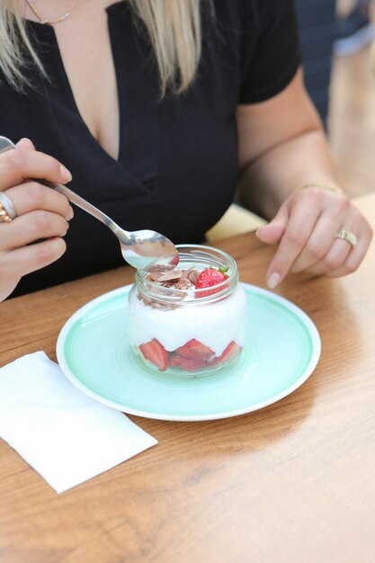 Très délicieux dessert en bocaux sucrés et gâteaux en bocaux