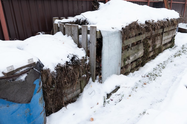 Très grande boîte à compost en bois à trois sections jardin debout en hiver à la campagne pour le compostage écologique des déchets alimentaires et de jardin