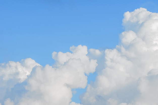 De très gros cumulus avec un ciel bleu.