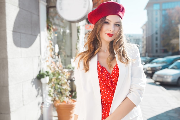 Très jolie jeune femme à l'extérieur s'amuser. Jolie dame à la ville urbaine. Fille élégante, marchant dans la rue.