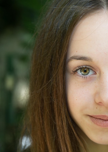 Très jolie jeune fille brune adolescente heureuse