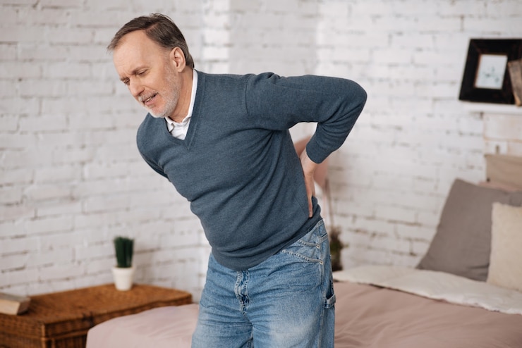 Photo très soudain. man se sentir mal à l'aise en position debout à cause de douleurs dans le dos.